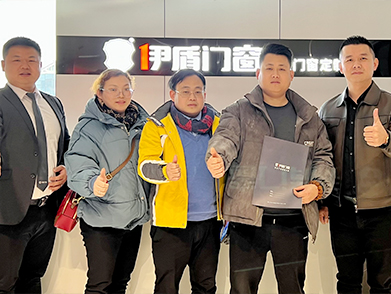 加盟伊盾门窗合影